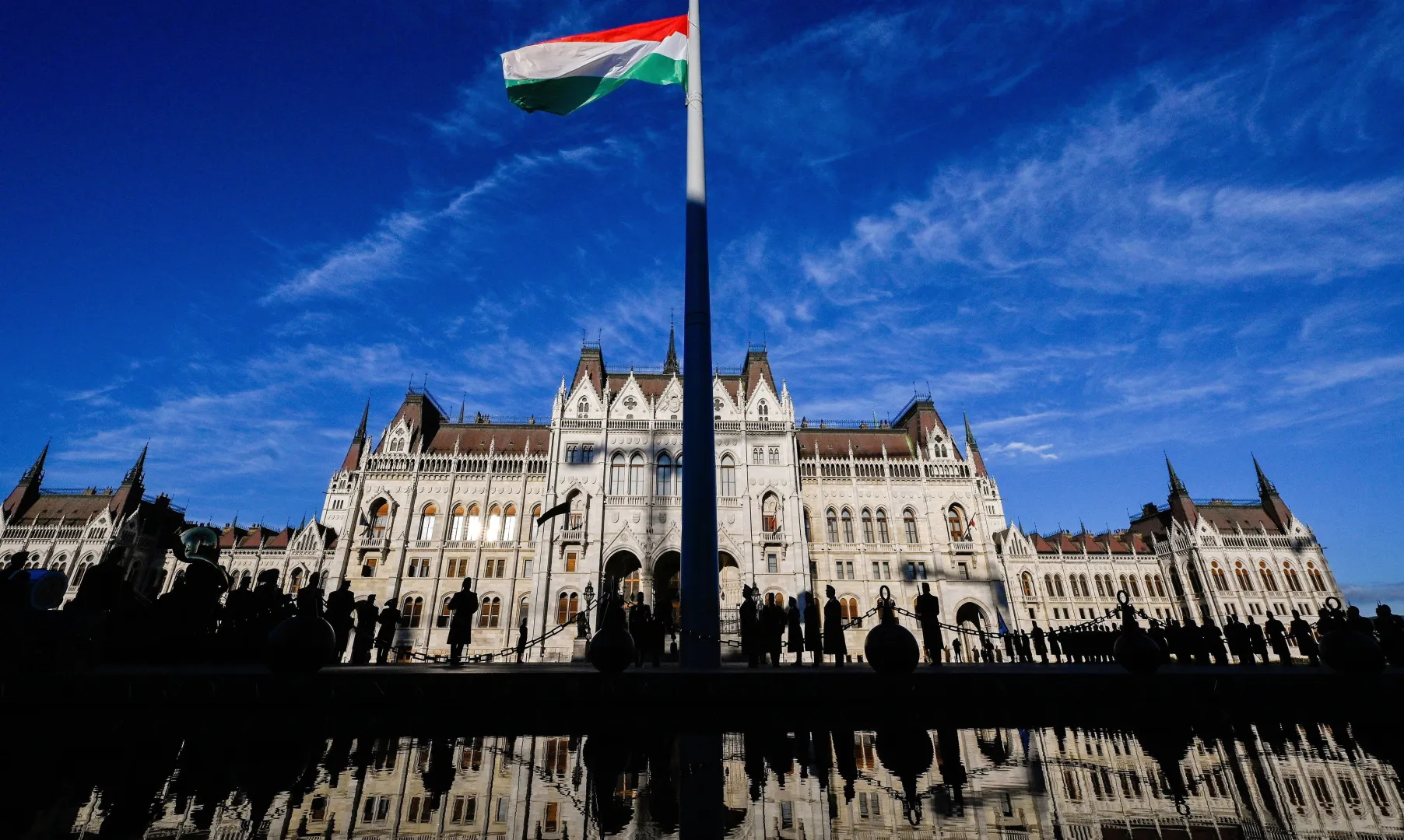 Plac przed parlamentem w Budapeszcie Fot. PAP/EPA/ROBERT HEGEDUS
