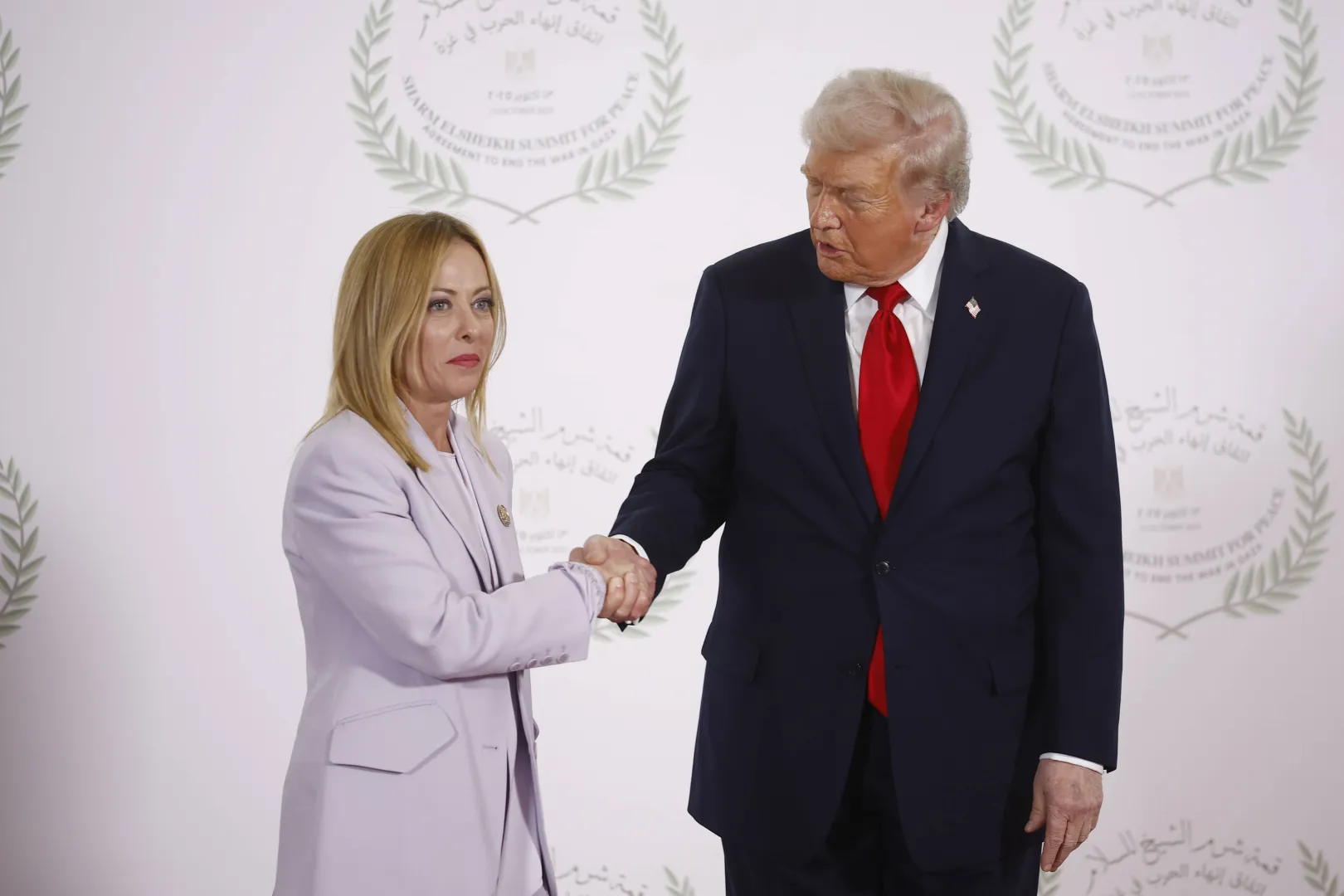 Premier Włoch Giorgia Meloni i prezydent USA Donald Trump. Fot. PAP/EPA/YOAN VALAT / POOL