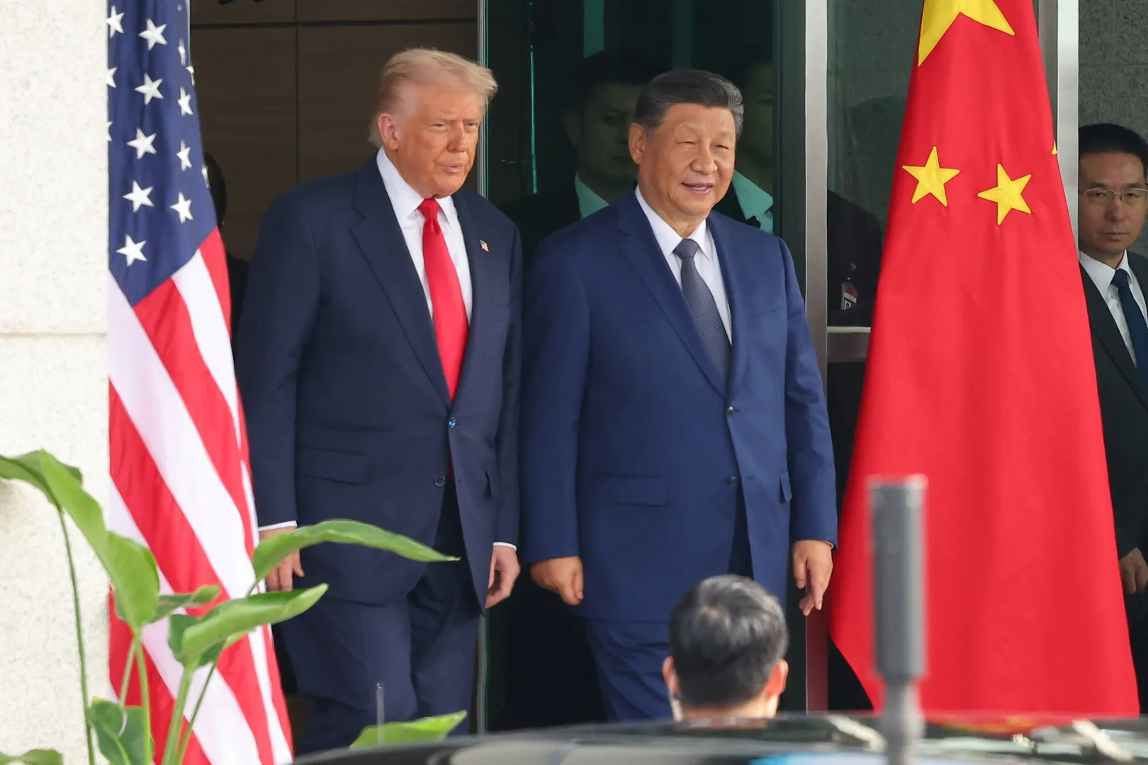 Prezydent Stanów Zjednoczonych Donald Trump i przywódca ChRL Xi Jinping. Fot. PAP/EPA/	YONHAP
