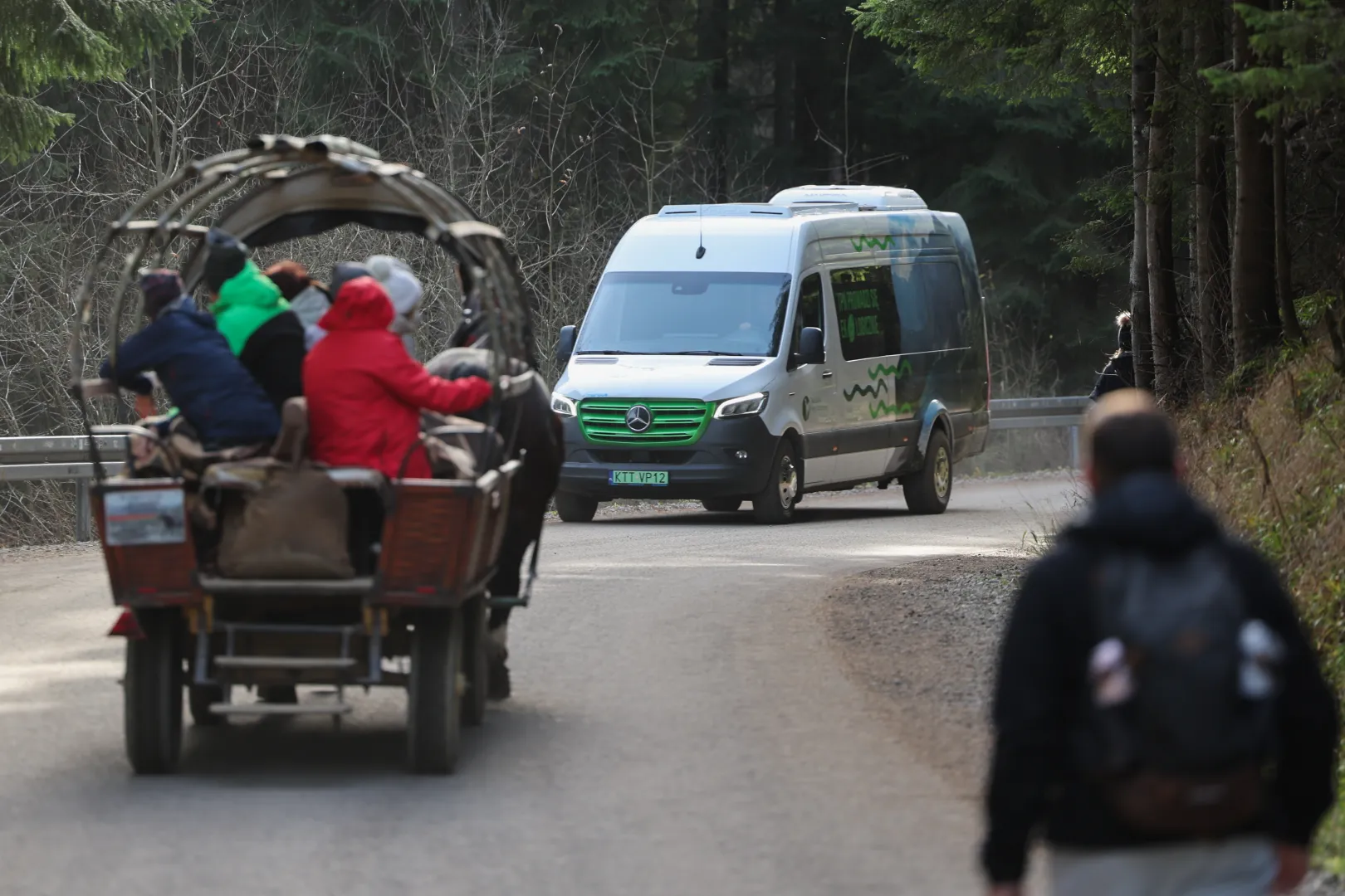 Bus elektryczny i zaprzęg konny na trasie do Morskiego Oka, fot. PAP/Grzegorz Momot