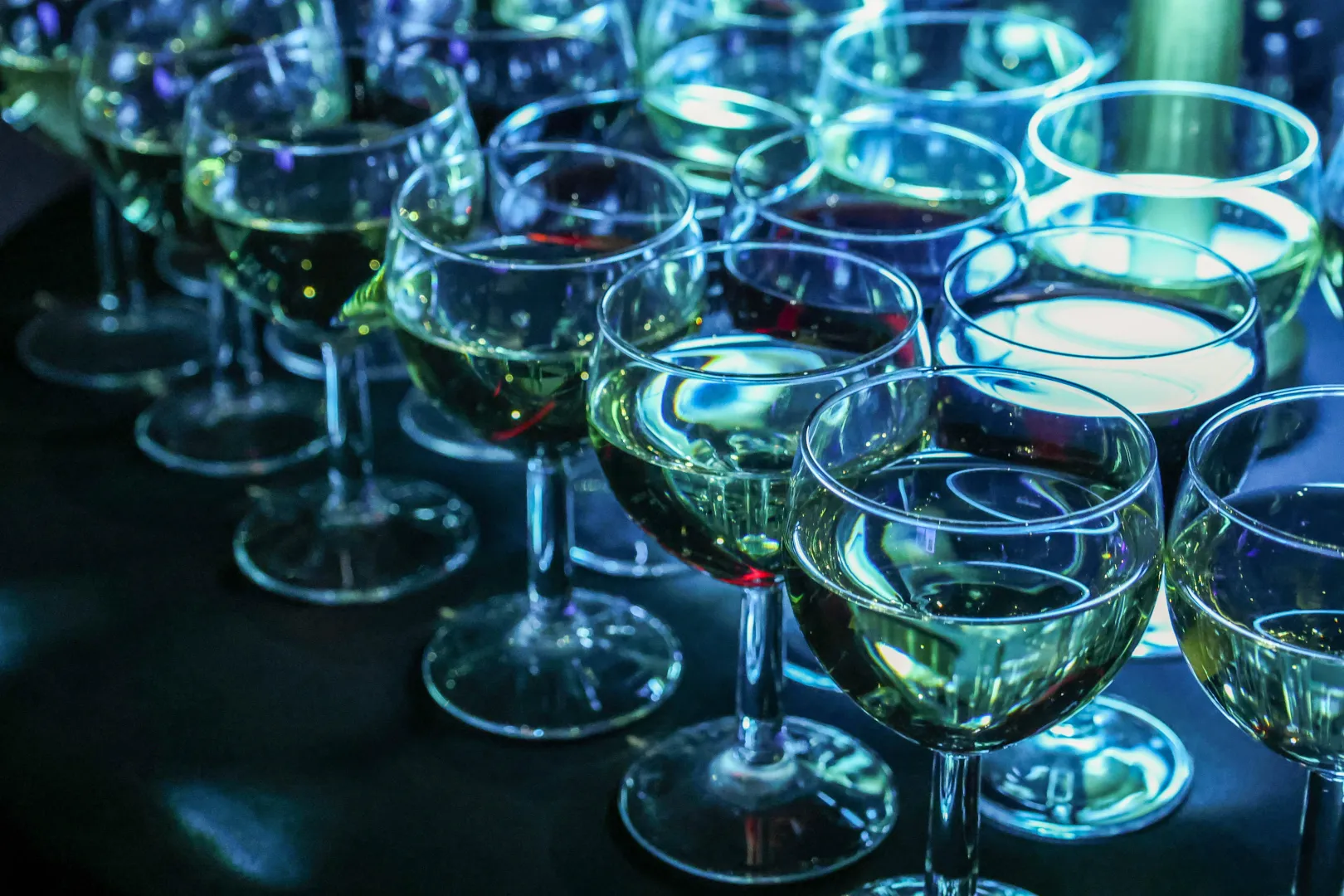 Kieliszki z winem Fot. PAP/Albert Zawada