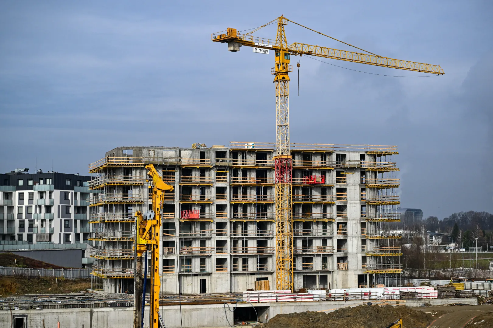 Budowa bloku mieszkalnego Fot. PAP/Darek Delmanowicz