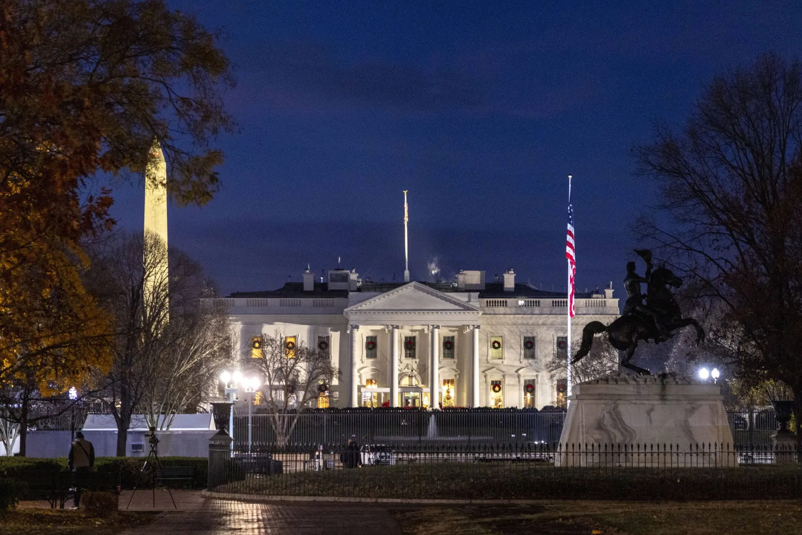Белый Дом. Fot. EPA/SHAWN THEW (фотоиллюстрация)