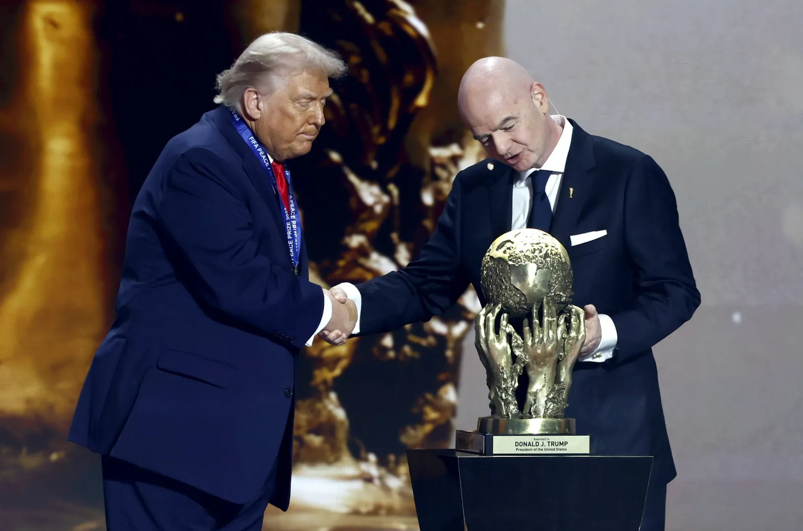 Donald Trump, Gianni Infantino. Fot. PAP/EPA/WILL OLIVER