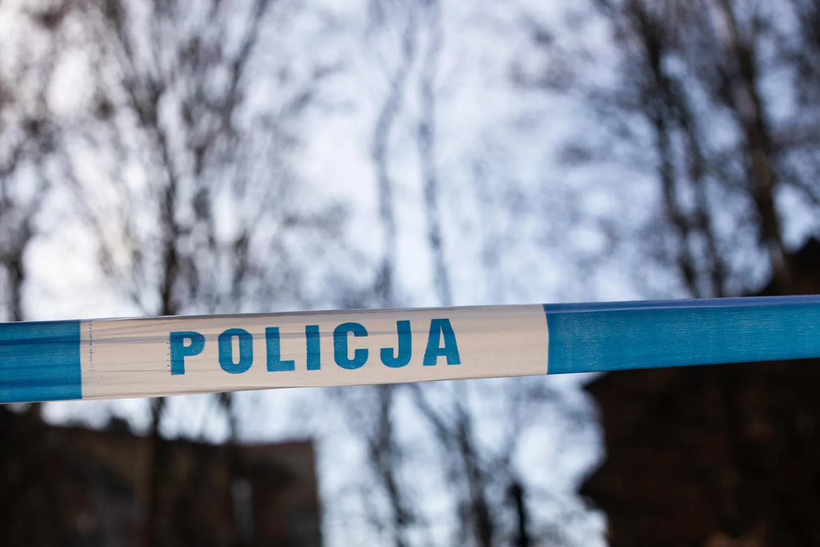 Taśma policyjna, zdjęcie ilustracyjne, fot. PAP/Krzysztof Ćwik