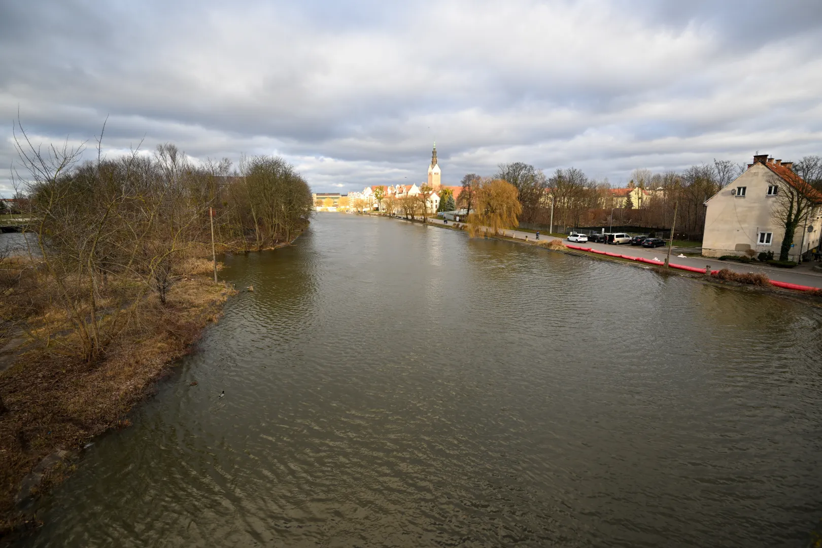 Podniesiony poziom wody w rzece Elbląg, widziany na wysokości Bulwaru Zygmunta Augusta w Elblągu. Fot.  PAP/Andrzej Jackowski 