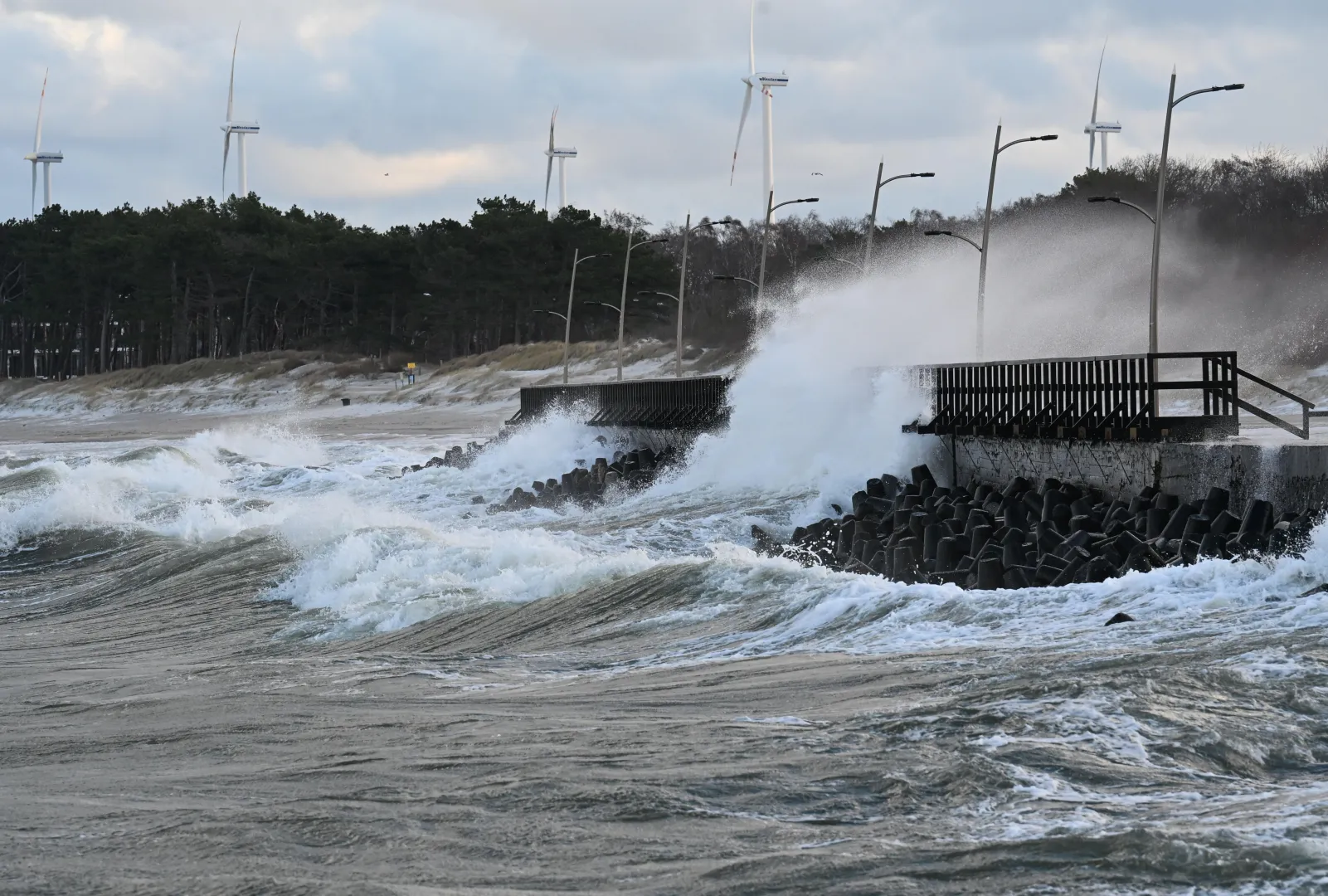 Wiatr nad morzem bałtyckim. Fot. PAP/Piotr Kowala