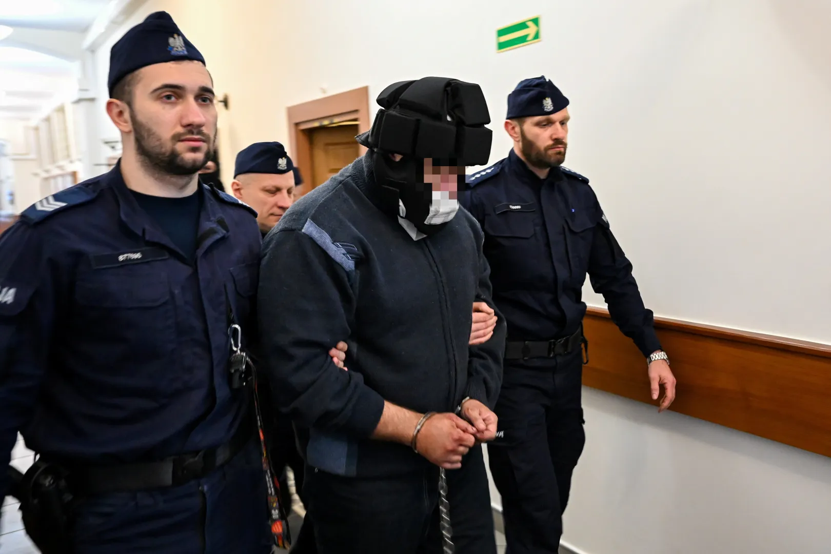 Doprowadzenia Piotra K. (C) na posiedzenie aresztowe Sądu Rejonowego w Słupsku. Fot. PAP/Piotr Kowala