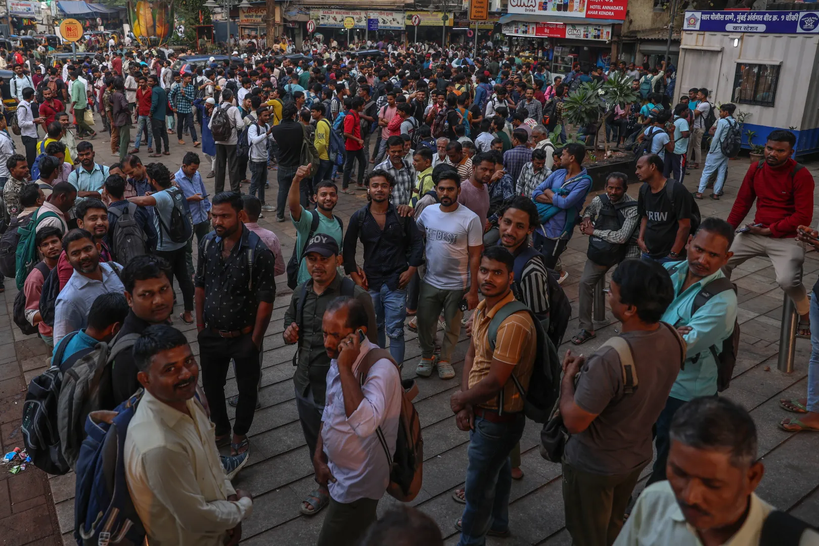 Obywatele Indii. Fot. PAP/EPA/DIVYAKANT SOLANKI