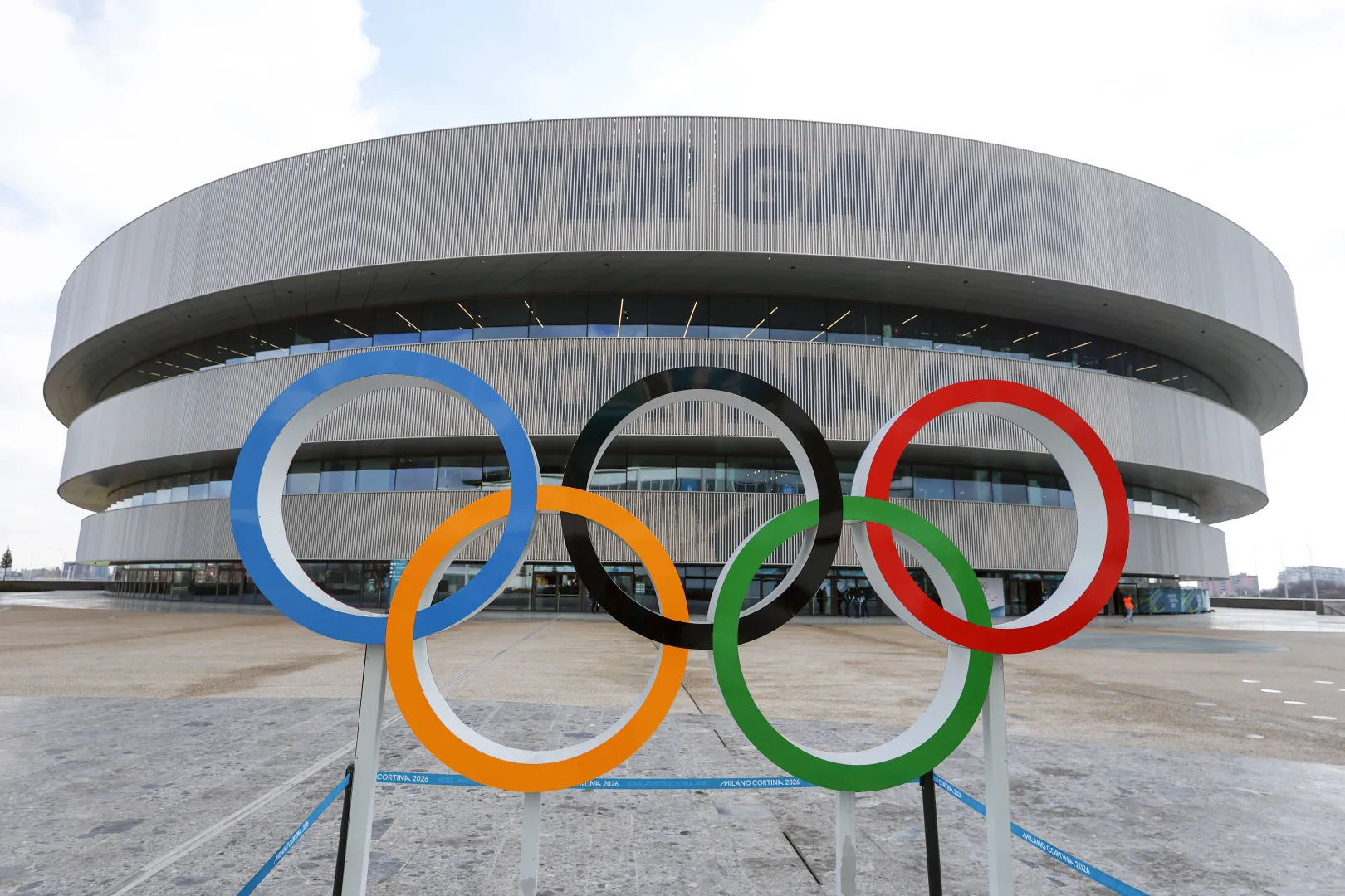 Symbol igrzysk olimpijskich przy stadionie w Mediolanie. Fot. PAP/EPA/FAZRY ISMAIL