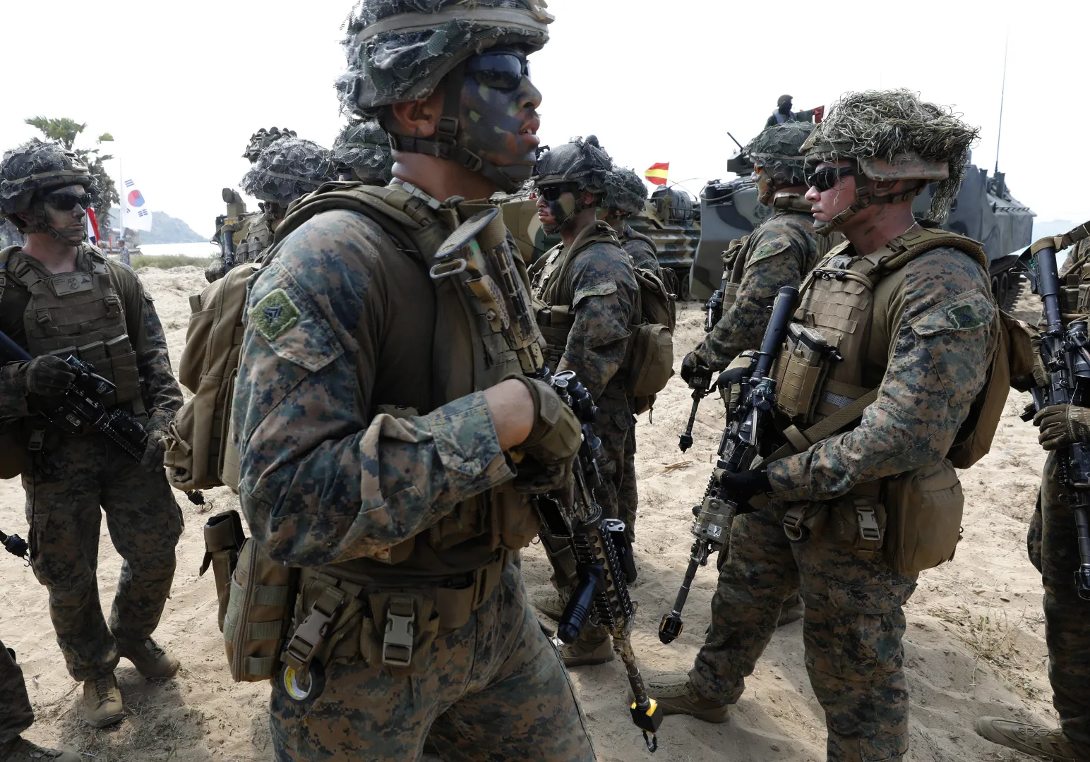 Żołnierze amerykańskiej marynarki wojennej. Zdj. ilustracyjne. Fot. PAP/ EPA/NARONG SANGNAK