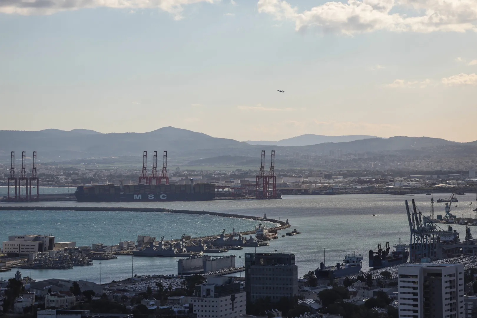 Порт в ізраїльській Хайфі. Фотоілюстрація. Fot. PAP/EPA/ATEF SAFADI