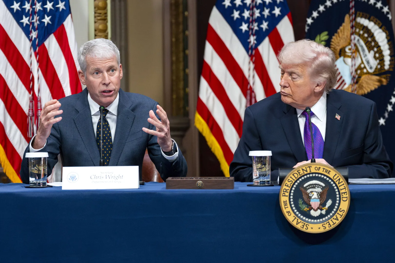 Prezydent USA Donald Trump i minister energii Chris Wright. Fot. PAP/EPA/BONNIE CASH / POOL