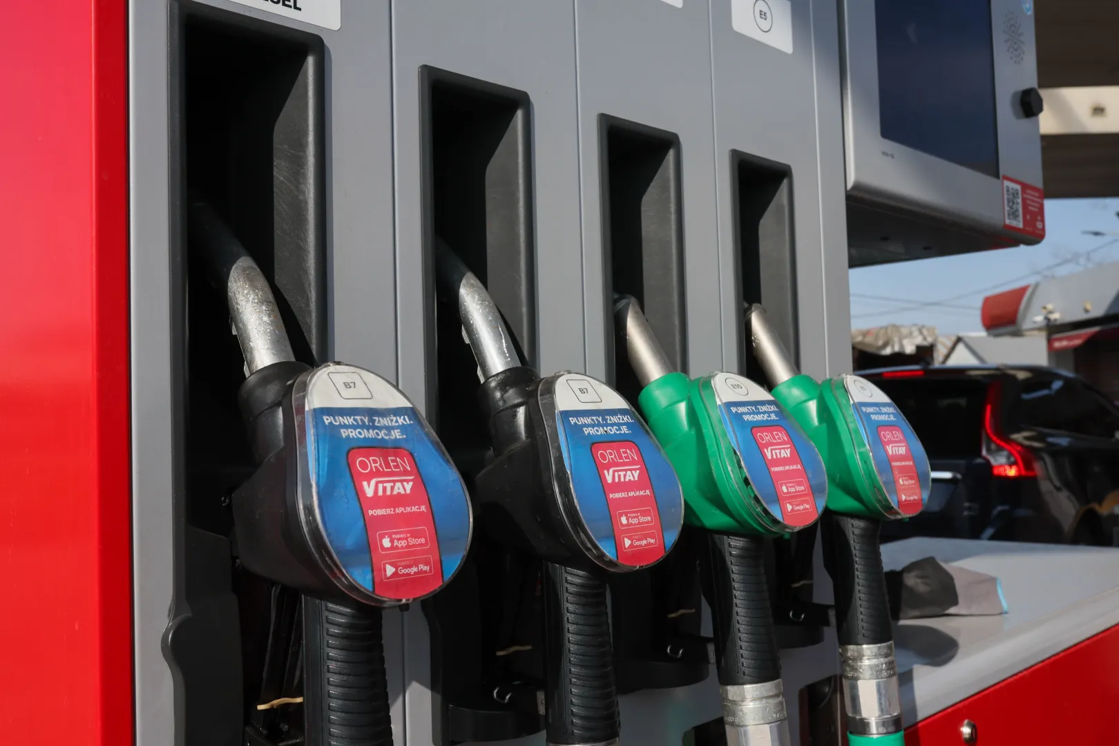 Dyspozytor paliwa na stacji benzynowej. Fot. PAP/Leszek Szymański