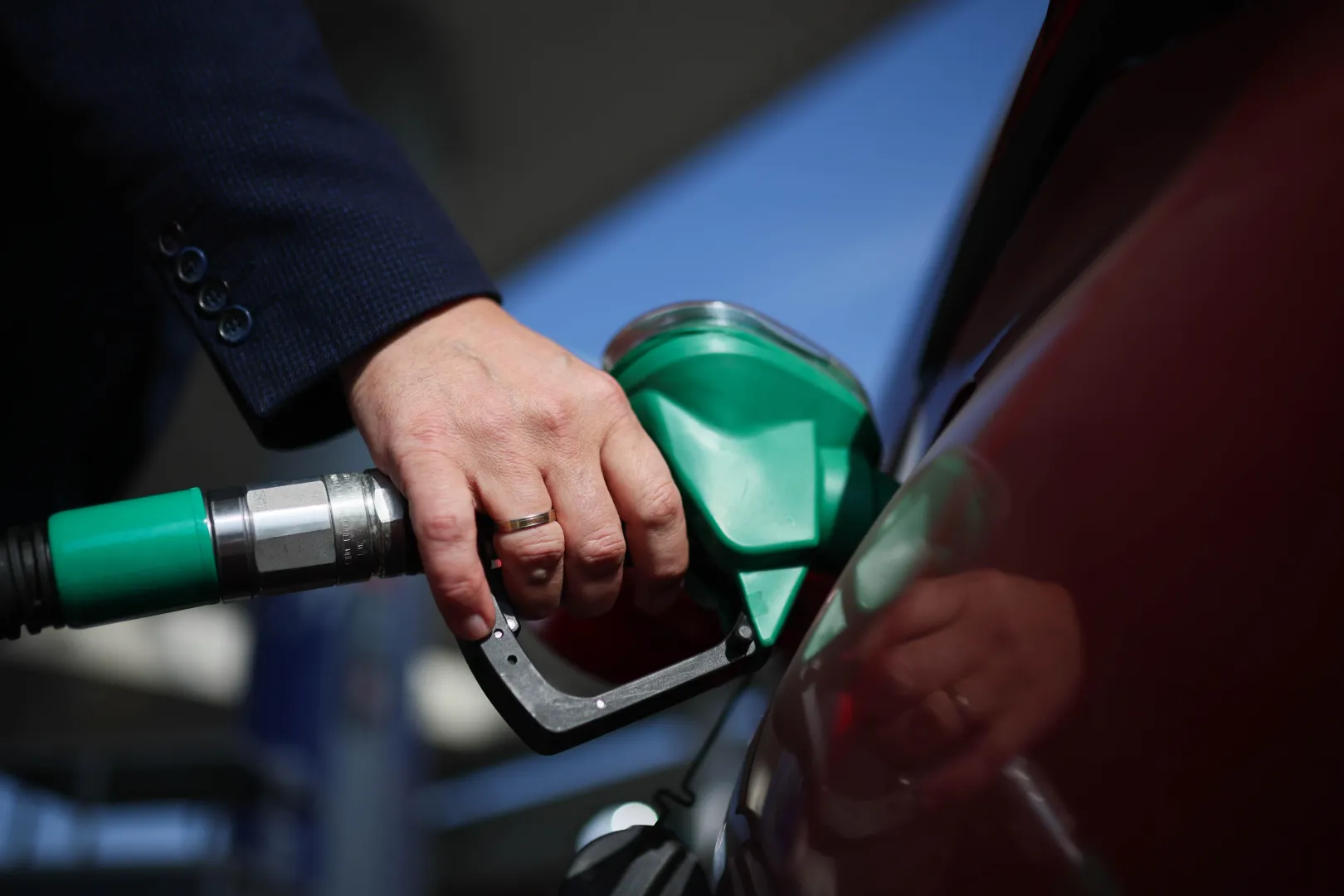 Dystrybutor paliwa na stacji benzynowej. Fot. PAP/Leszek Szymański