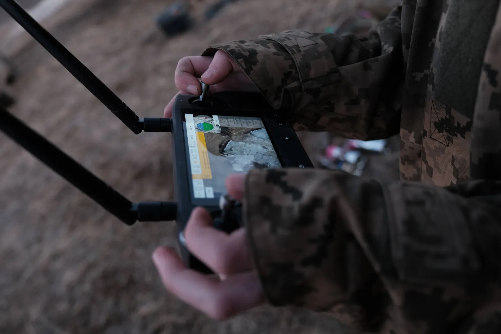 оператор военного дрона фотоилюстрация Fot. PAP/EPA/MARIA SENOVILLA