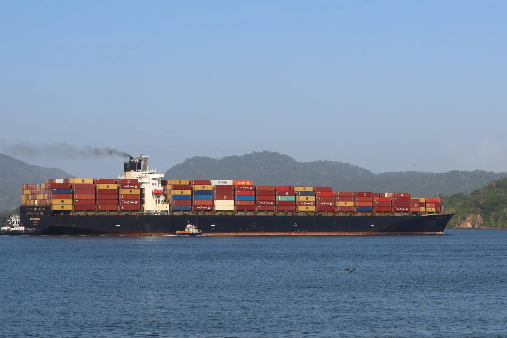 Statek tranzytowy w kanale panamskim. Zdj. Ilustracyjne. Fot. PAP/ EPA/Carlos Lemos