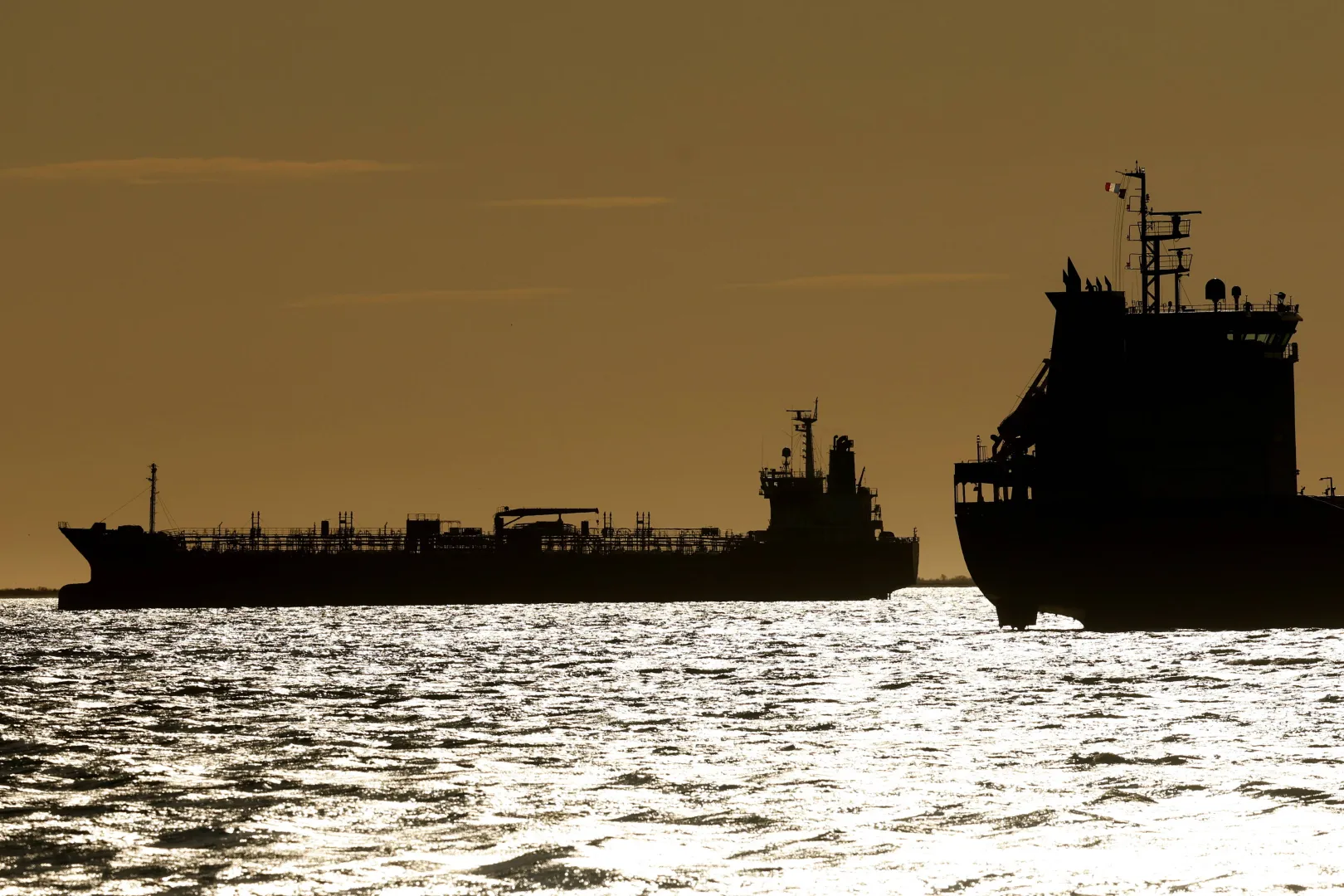Tankowce z ropą i gazem. Fot. PAP/EPA/	GUILLAUME HORCAJUELO