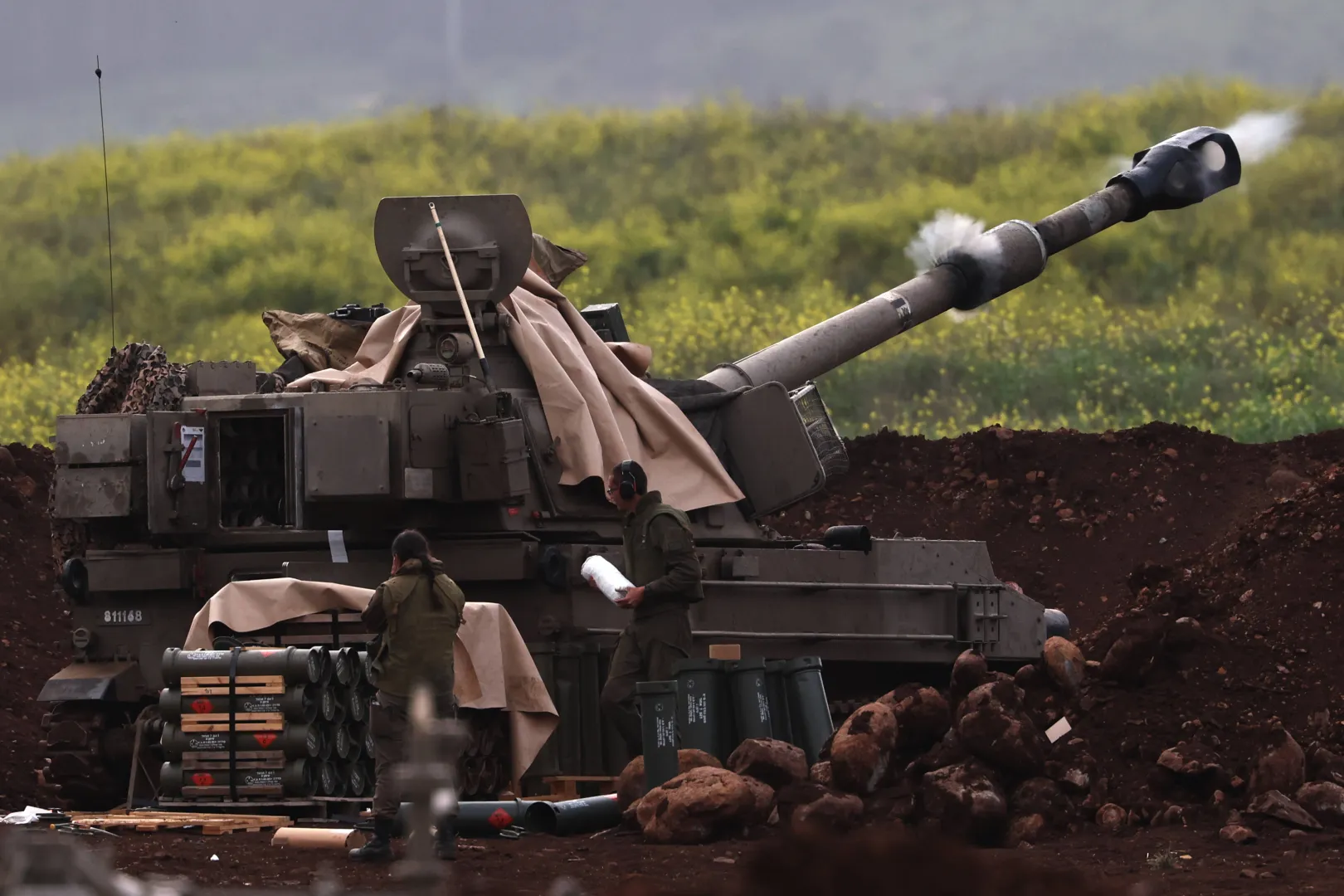 Izraelski czołg w pobliżu granicy z Libanem. Zdj. ilustracyjne. Fot. PAP/EPA/ATEF SAFADI 