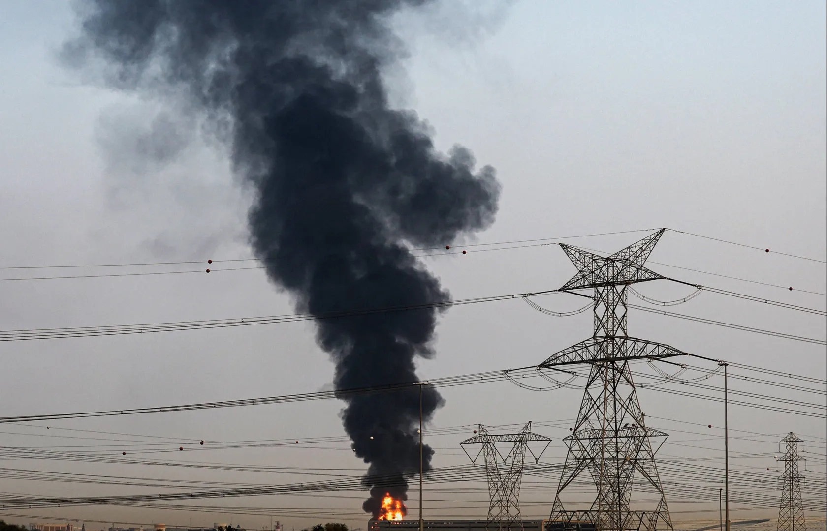 Unoszący się dym po ataku rakietowym. Fot. EPA/STRINGER