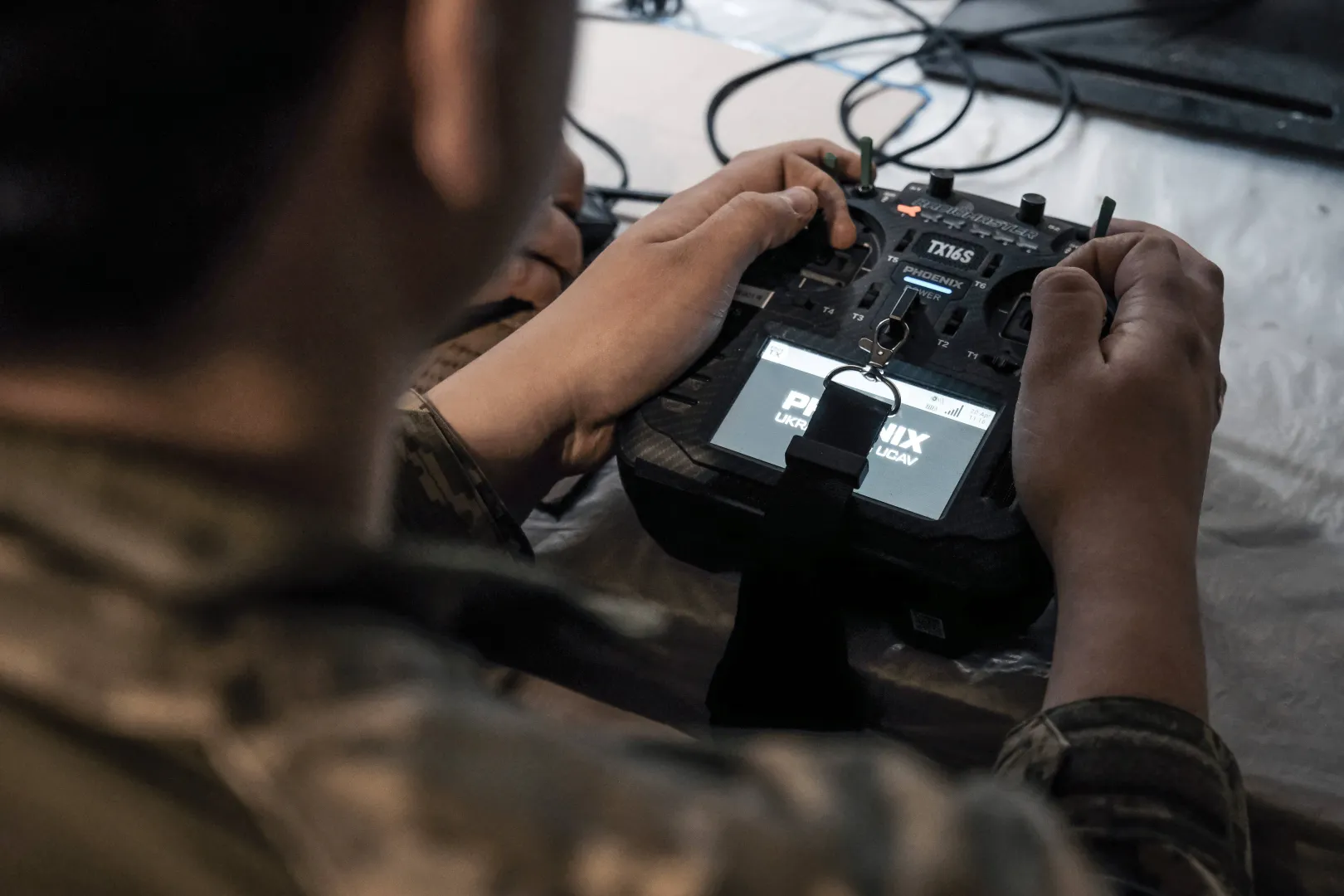 Оператор дрона. Fot. PAP/EPA/Maria Senovilla (фотоиллюстрация)