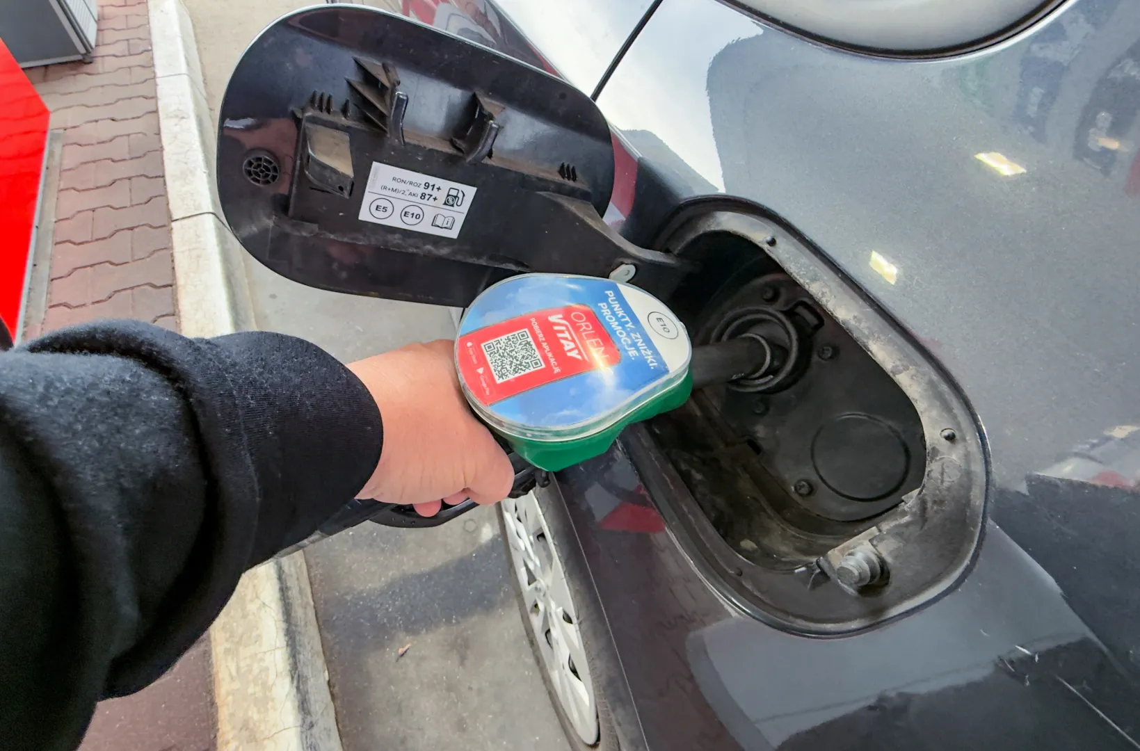 Tankowanie paliwa na stacji benzynowej. Fot. PAP/Marcin Bielecki