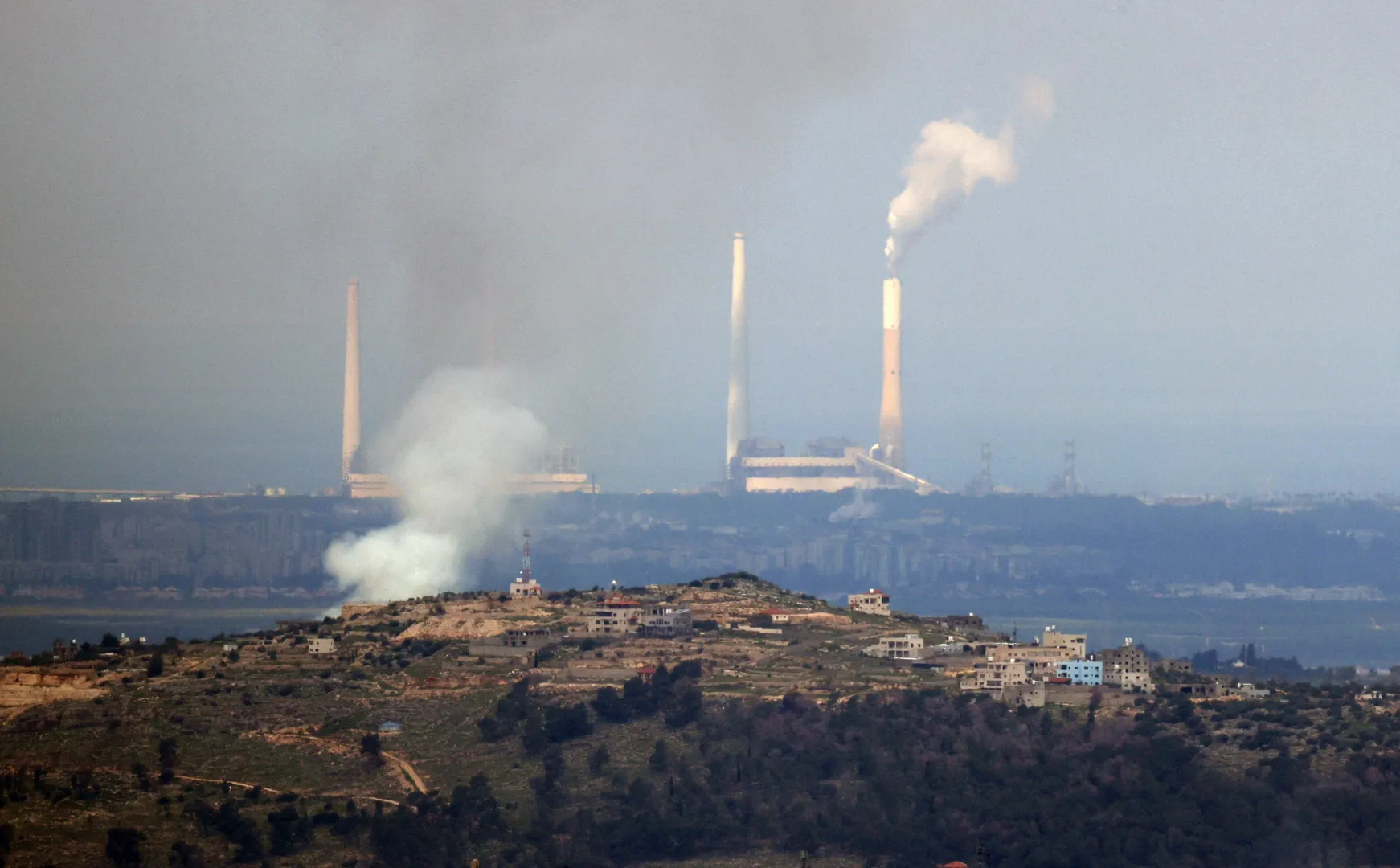 Atak rakietowy Iranu na miasto Hadera w Izraelu. Fot. PAP/EPA/ALAA BADARNEH