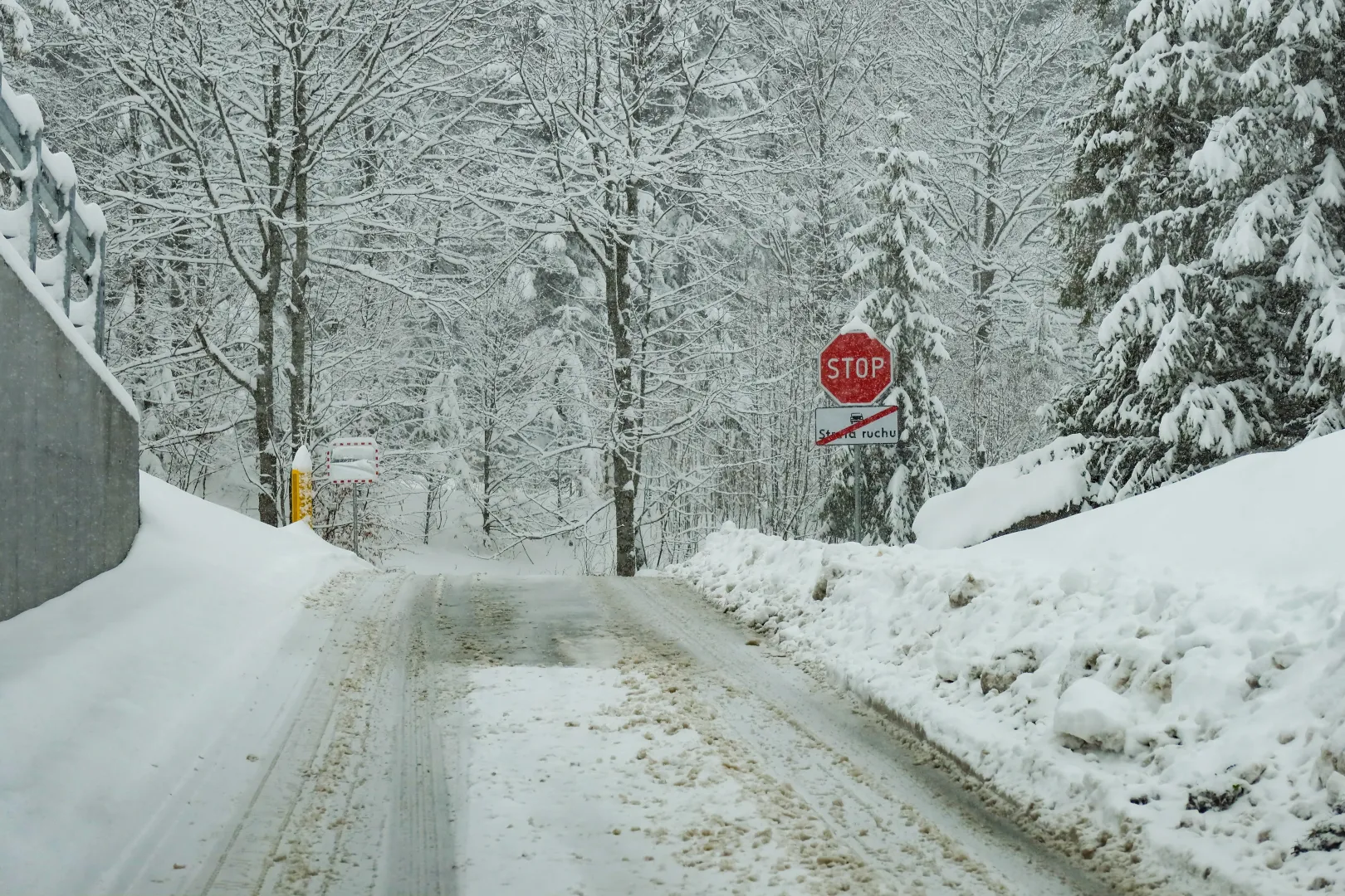 Wzmożone opady śniegu w Tatrach. Fot. PAP/Józef Niedziałek