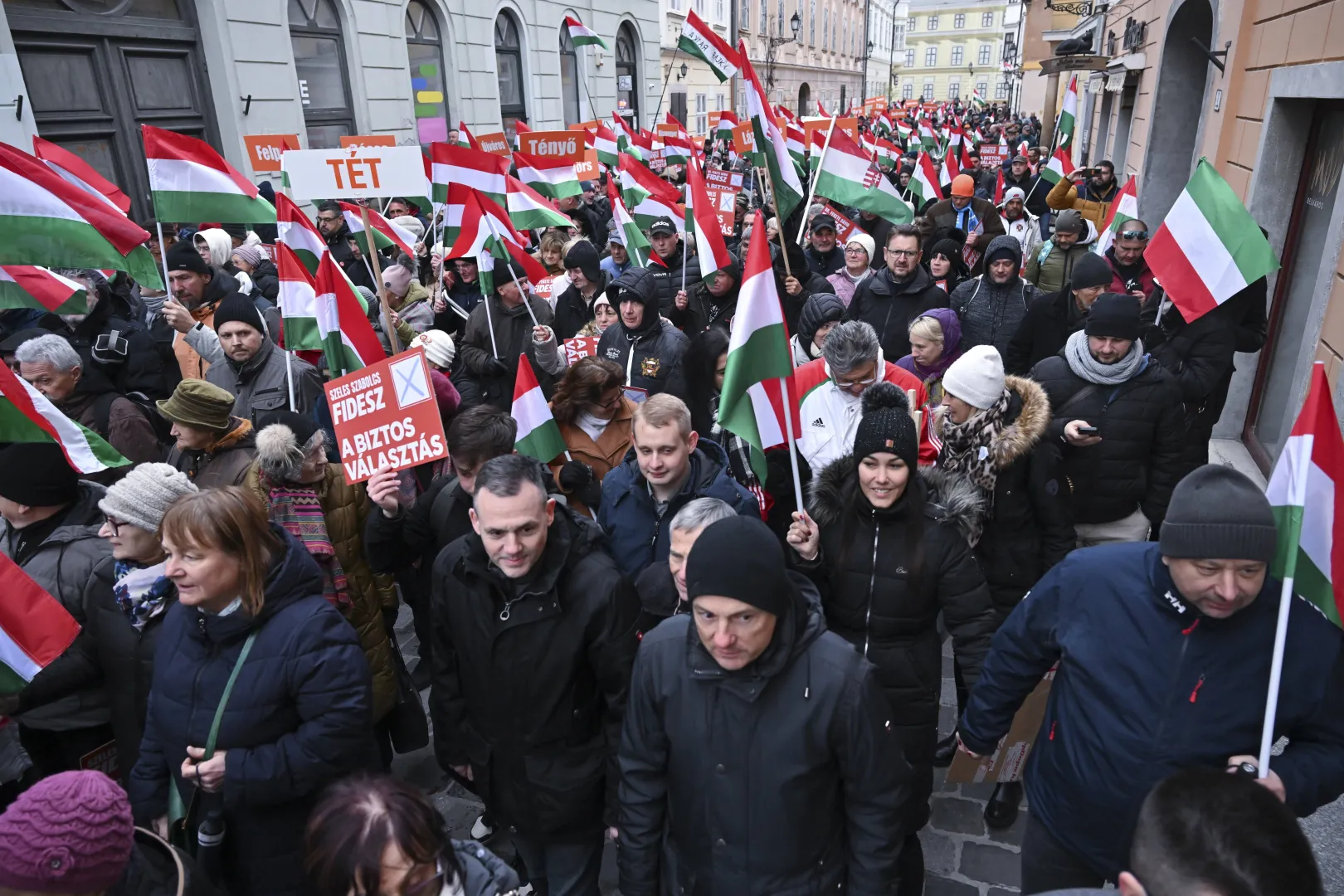 Obywatele Węgier podczas wiecu wyborczego. Fot. PAP/EPA/Tibor Illyes
