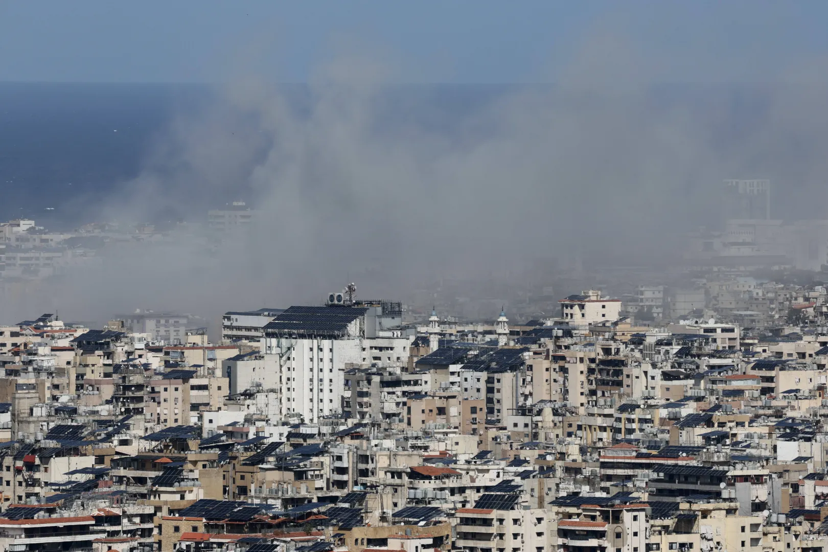 Zniszczenia w Libanie, Bejrut. Fot. PAP/EPA/WAEL HAMZEH