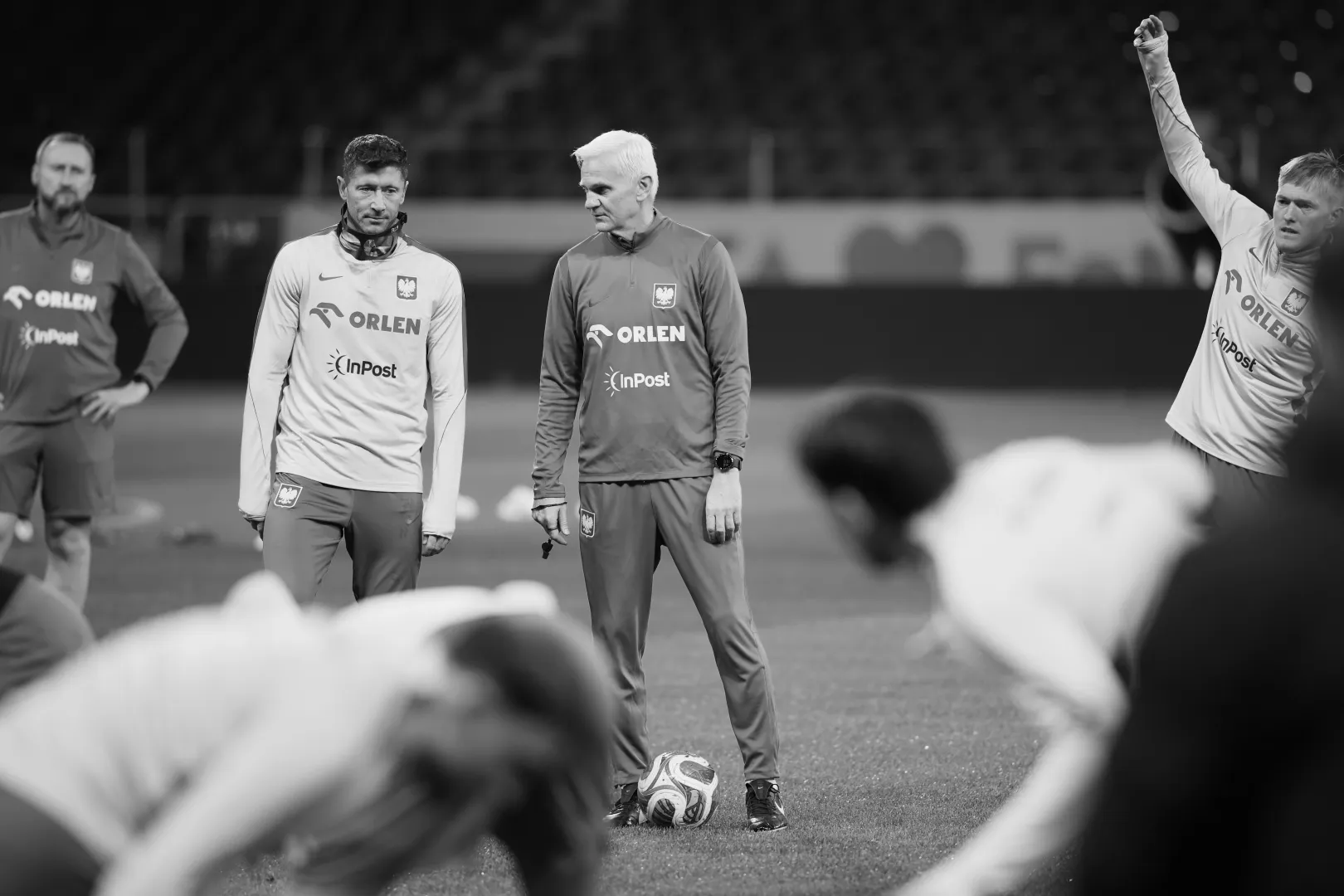  Drugi trener piłkarskiej reprezentacji Polski Jacek Magiera (C) i Robert Lewandowski (2L) podczas treningu kadry w Sztokholmie, fot. PAP/Leszek Szymański