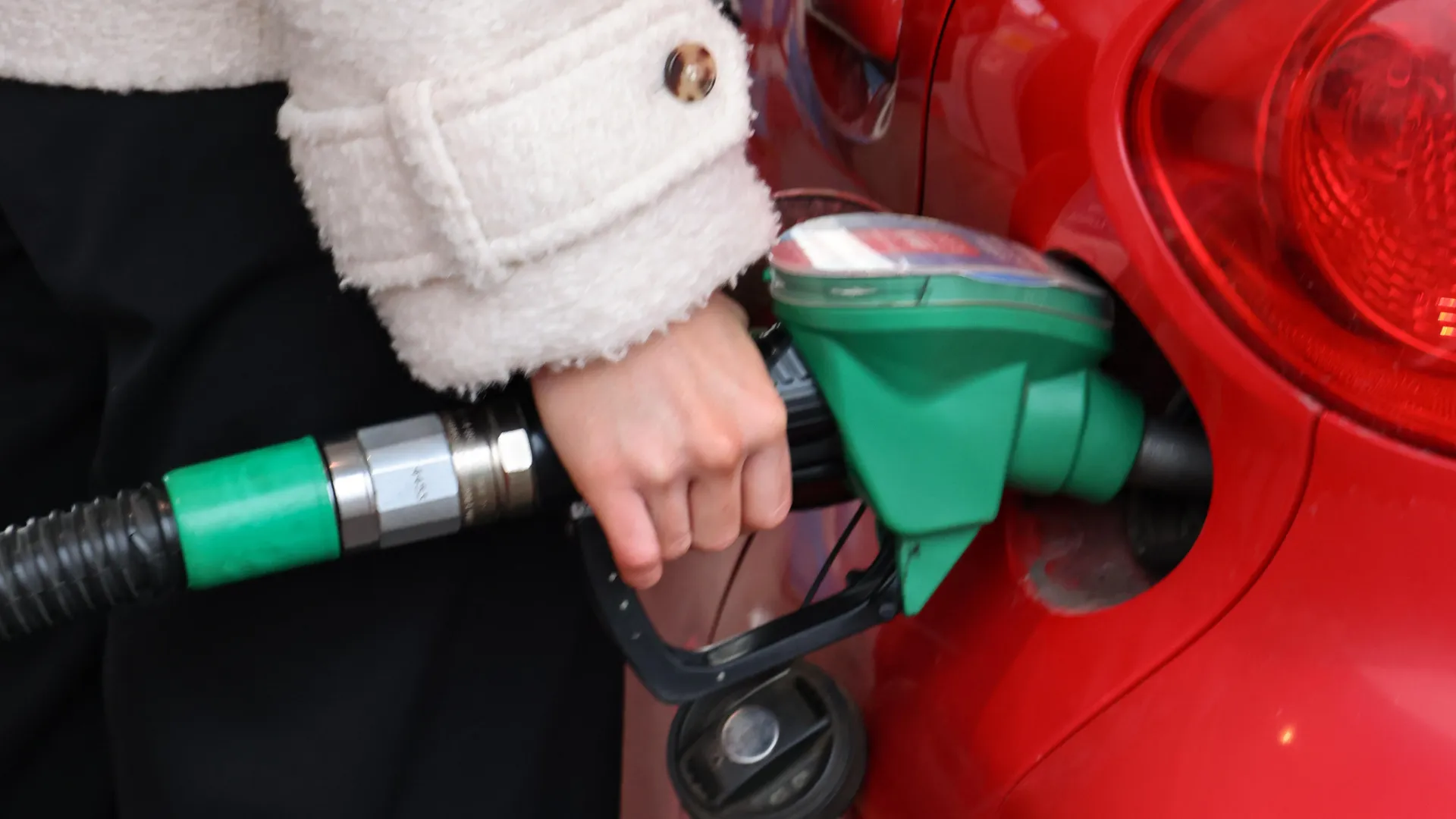 Tankowanie samochodu Fot. PAP/Albert Zawada