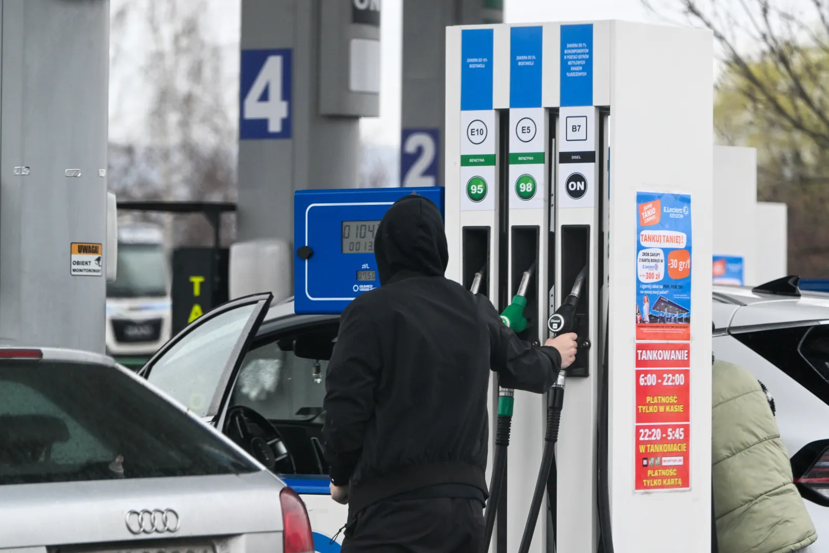 Stacja paliw. Fot. PAP/Darek Delmanowicz