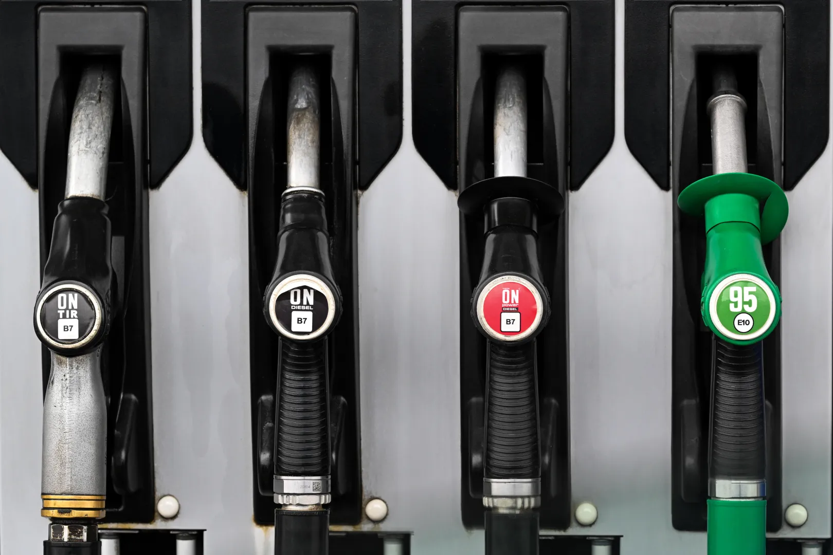 Dystrybutor na stacji paliw Fot. PAP/Darek Delmanowicz