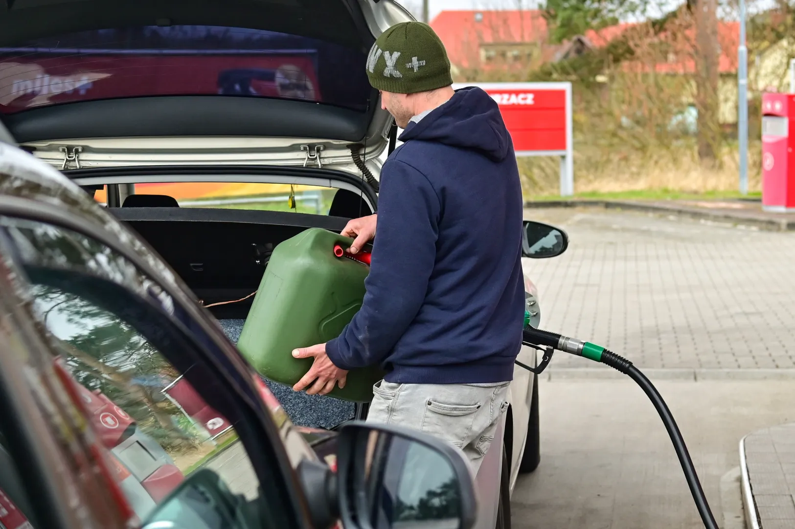 Tankowanie paliwa na stacji benzynowej, fot. PAP/Marcin Bielecki
