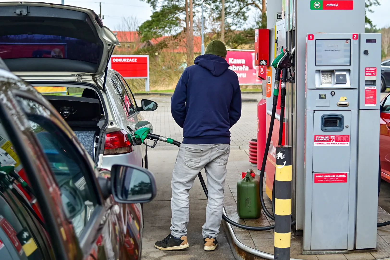 Stacja benzynowa. Fot. PAP/Marcin Bielecki