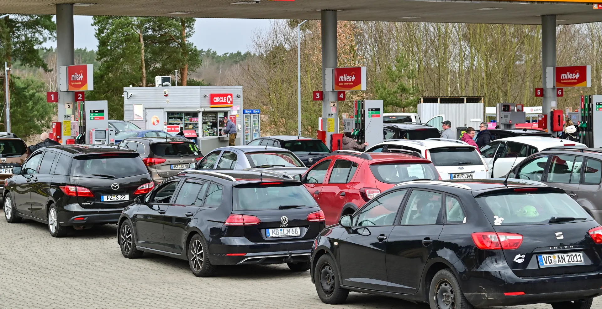 Pracownicy przygranicznych stacji paliw: klientów z Niemiec jest dwa, a nawet trzy razy więcej niż kilka dni temu. Fot. PAP/Marcin Bielecki