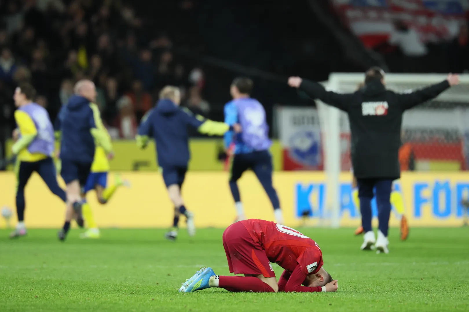 Piłkarz reprezentacji Polski Sebastian Szymański po przegranym 2:3 barażowym meczu ze Szwecją, fot. PAP/Leszek Szymański
