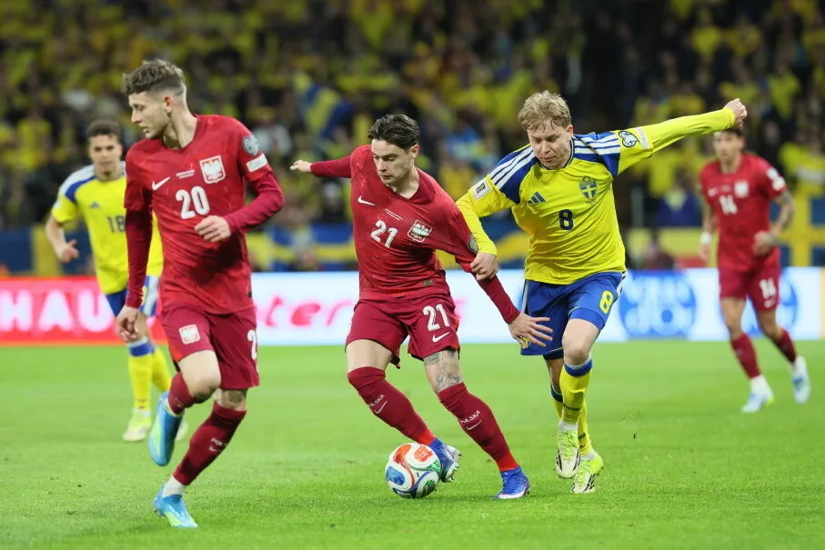 Szwed Daniel Svensson oraz Nicola Zalewski i Sebastian Szymański. Fot. PAP/Leszek Szymański