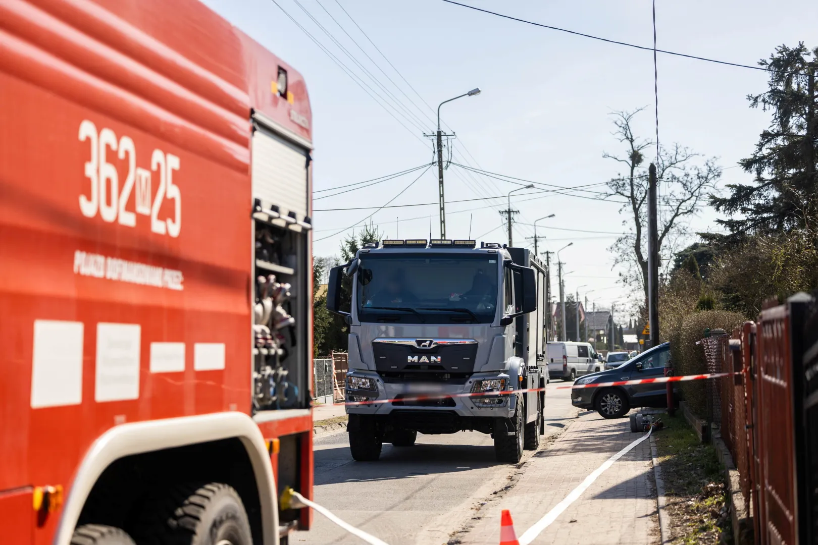 Służby na ulicy Zielonej w Płocku, fot. PAP/Szymon Łabiński