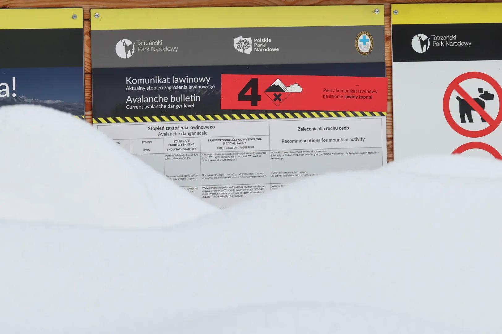 Tablica informująca o czwartym stopniu zagrożenia lawinowego. Fot. PAP/Grzegorz Momot