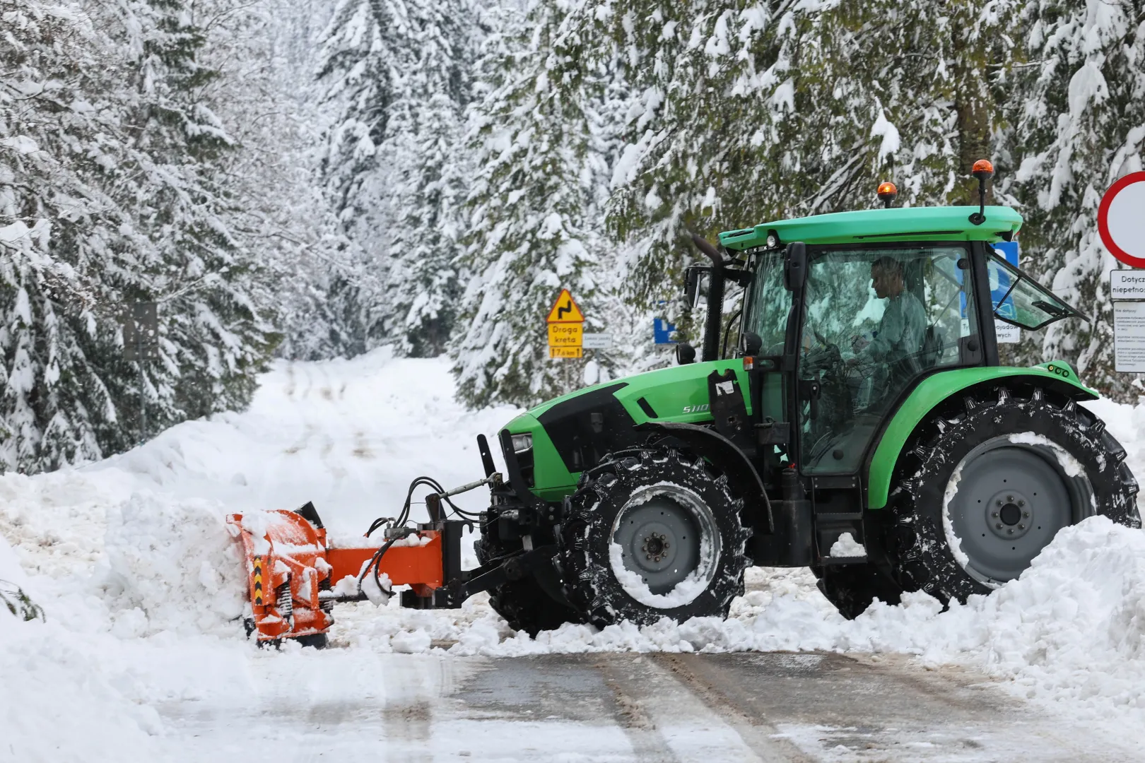Odśnieżanie szlaków w Tatrach. Fot. PAP/Grzegorz Momot 