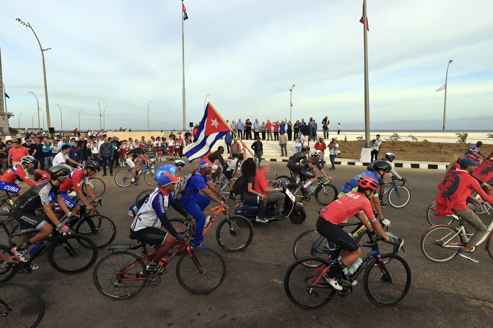 Проправительственный марш на Кубе. Фотоиллюстрация. Fot. PAP/EPA/Ernesto Mastrascusa