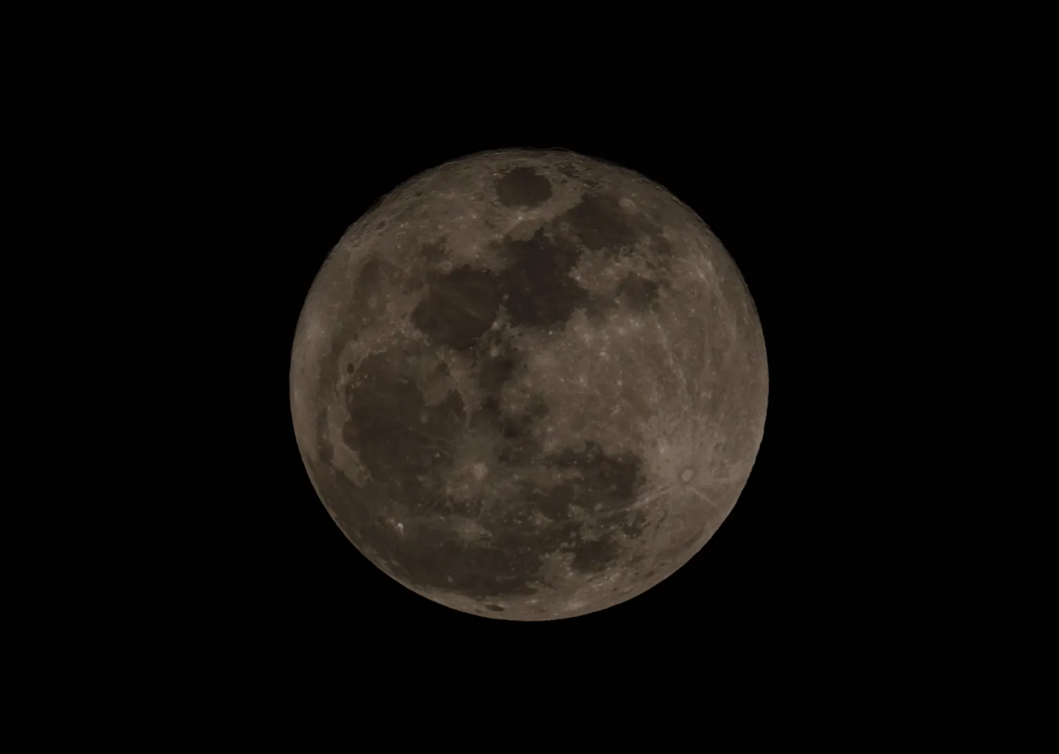 Księżyc w pełni. Fot. PAP/ EPA/ALI HAIDER 