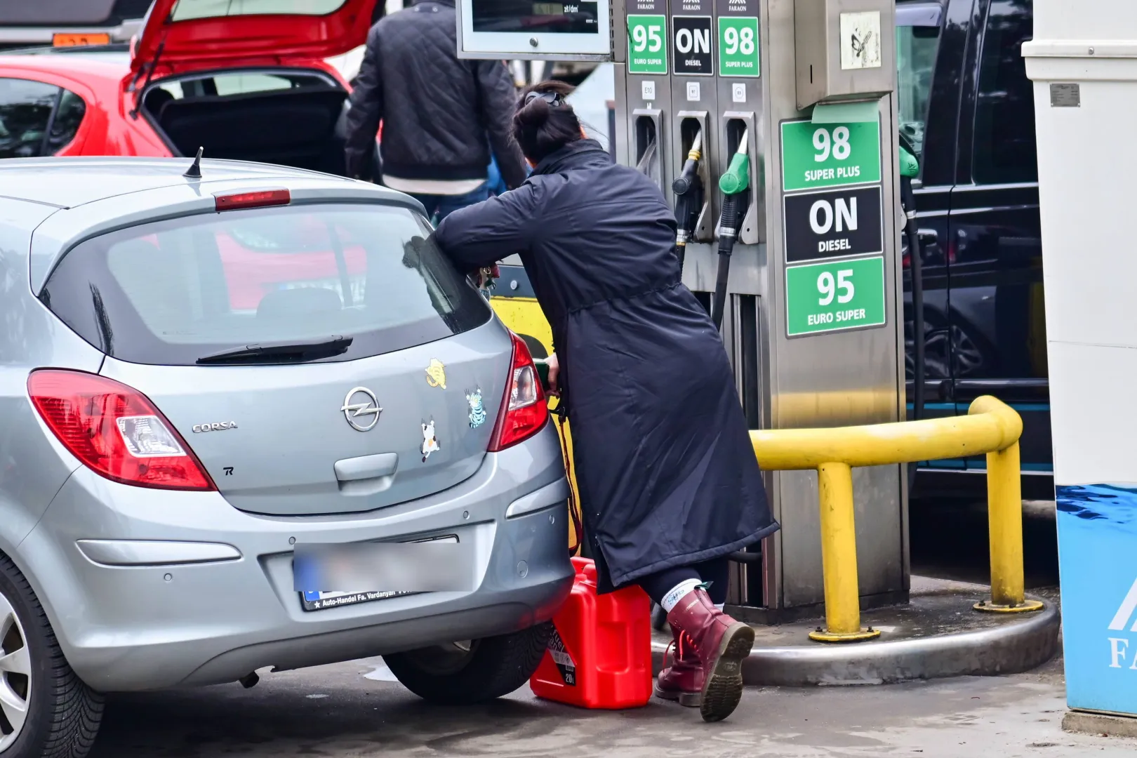 Tankowanie na stacji paliw Fot. PAP/Marcin Bielecki