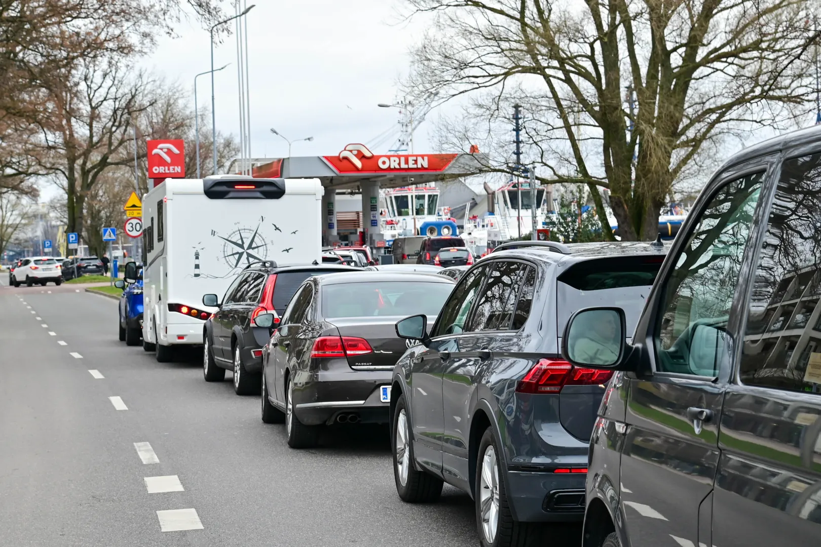 Kolejka kierowców z Niemiec w Świnoujściu, fot. PAP/Marcin Bielecki