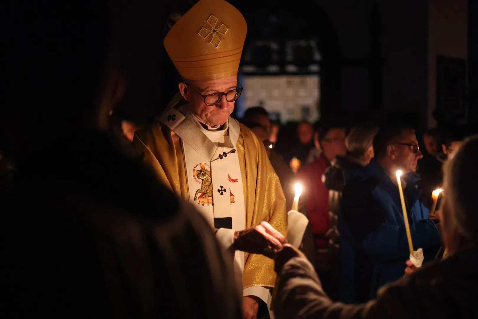  Wielka Sobota. Metropolita warszawski abp. Adrian Galbas przewodniczy liturgii Wigilii Paschalnej Zmartwychwstania Pańskiego z procesją rezurekcyjną w Archikatedrze Warszawskiej, fot. PAP/Albert Zawada