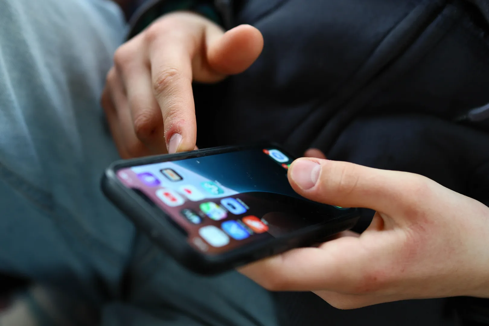 Smartfon w rękach dziecka. Fot. PAP/Szymon Pulcyn