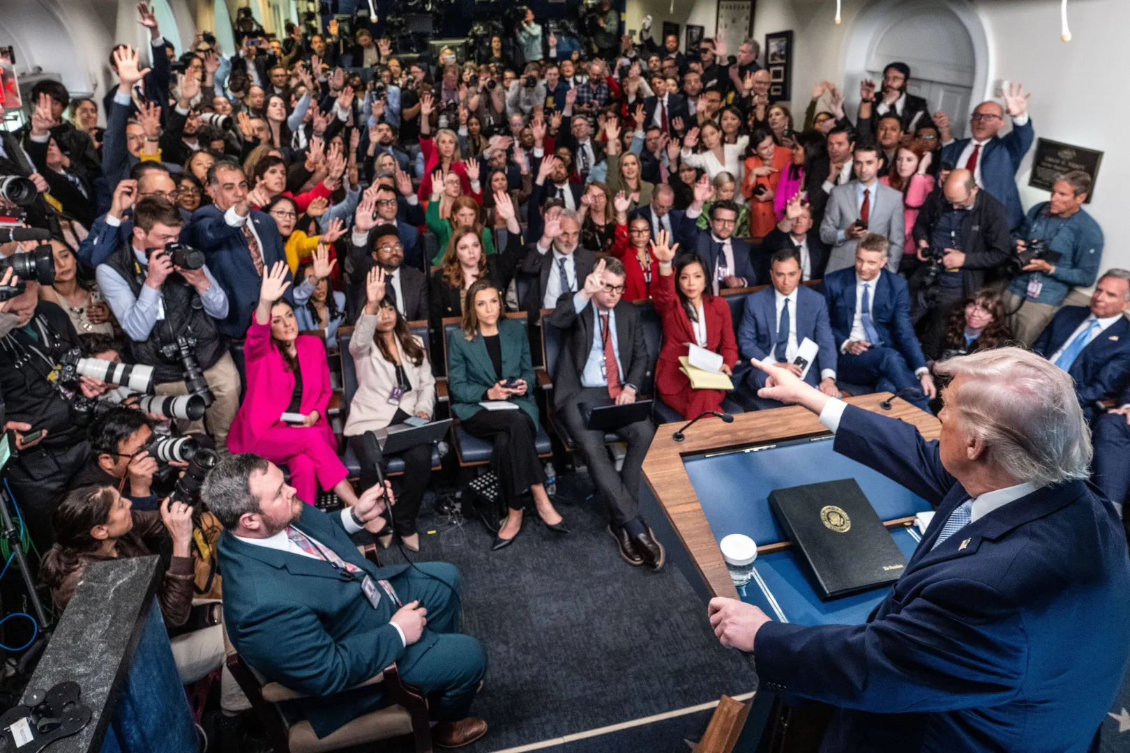 Donald Trump podczas konferencji prasowej w Białym Domu Fot. PAP/EPA/AARON SCHWARTZ / POOL