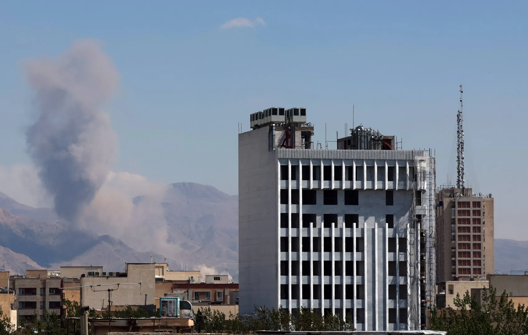 Zniszczenia w Teheranie. Fot. PAP/EPA/ABEDIN TAHERKENAREH